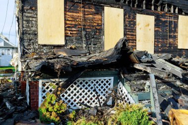 Yangından sonra yıkılan evlerin sebep olduğu bir iç felaket.