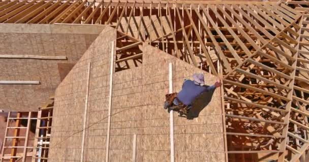 Construção Feixe Telhado Madeira Casa Vara Recém Construído Usando Quadro — Vídeo de Stock