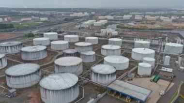 Deniz kenarındaki petrol rafinerisi fabrikası depolamak için tanklarda ham petrol depoluyor.