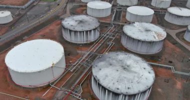 Sahil kenarında ham petrol deposu olan petrol rafinerisi var.