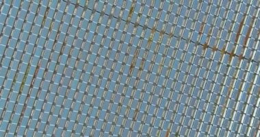 Yenilenebilir yeşil enerji kaynakları gibi güneş pili panelleri alternatif elektrik kaynaklarını oluşturur