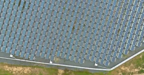 太阳能电池板是一种可用于发电的替代绿色能源 — 图库视频影像