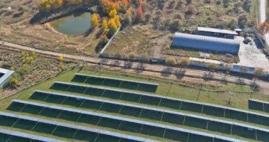 Güneş pillerini kullanmak, geleneksel elektrik kaynaklarına alternatif olarak elektrik üretir.