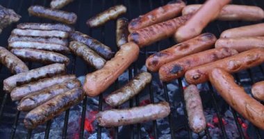 Izgara domuz sosisi piknik ızgarasında.