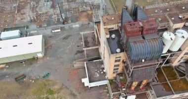 Körfez civarında artık kullanılmayan eski bir termik güç istasyonu var..