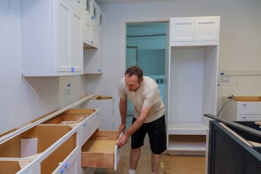 Marangozun yeni evinde mutfak dolabı çizimi üzerinde çalışıyorum.