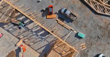 Yeni bina inşaatı altındaki ahşap kirişleri görüntüle