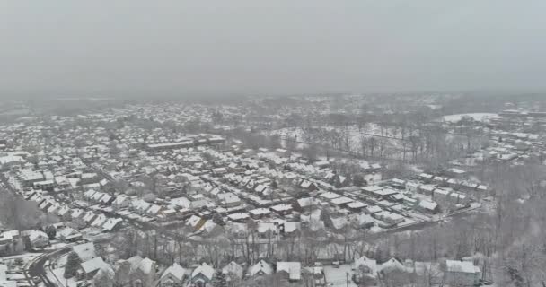 Prachtige Winter Landschap Daken Huizen Bedekt Sneeuw Residentiële Straten Sneeuw — Stockvideo