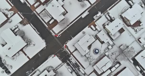 小城镇街道上的房屋出租被雪覆盖着 雪又下又下 成了山水雪白的冬季 — 图库视频影像