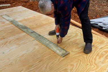 Döşeme güvertesinin temeli ahşap kirişler çubuk iskeletinden yapılmıştır.