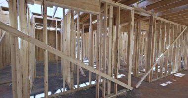 Ahşap çerçeve kirişleri inşaat halindeki yeni evin iskeletini yapıştırıyor