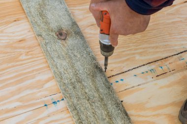 Döşeme iskelesi temeli ahşap kiriş çubuklarıyla çerçevelenmiştir.