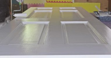 Tekerlek kullanarak yeni kapıyı beyaz boyayla boyadık.