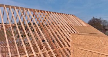 Yeni inşa edilen sopa evi için kirişlerden yapılmış ahşap çatı kirişleri inşa ediliyor