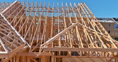 Yeni çubuk ev yapımı sırasında ahşap çatı kirişi kirişlerden yapılmış bitişik bir çerçeve çerçevesinden inşa edilmiştir.