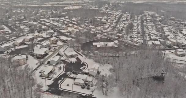 一个迷人的冬季风景 包括雪下后街道上覆盖着雪的屋顶房屋 — 图库视频影像