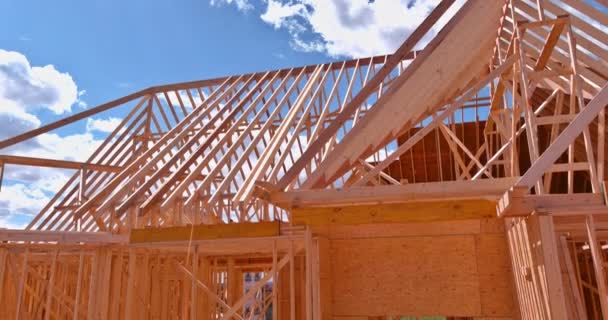 Proces Budowy Drewnianej Belki Dachowej Dla Nowo Wybudowanego Kija Domowego — Wideo stockowe