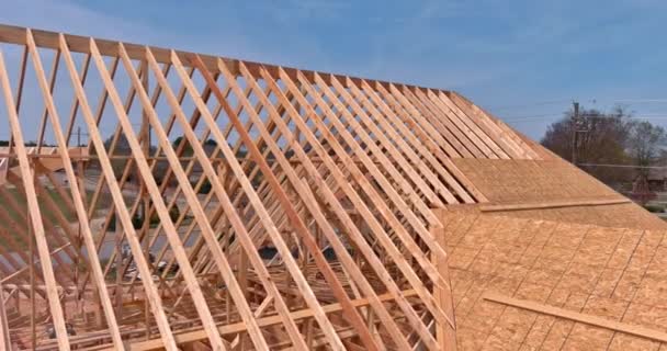 Budowa Drewnianej Belki Dachowej Ramy Wykonanej Kratownic Nowo Wybudowanego Domu — Wideo stockowe