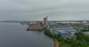 Körfez kıyısında eski bir termik güç santrali var ve çalışmıyor.