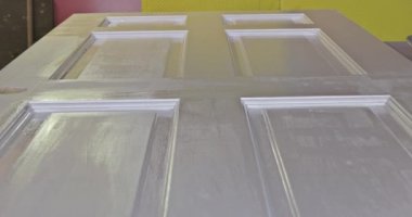 Kullanmadan önce yeni kapıya beyaz boya ve silindir sürüyorum