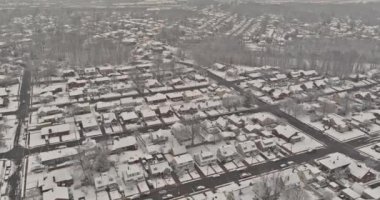 Kış manzarası çatıları karla kaplı sokaklar karla kaplı küçük bir kasaba kar yağdıktan sonra.