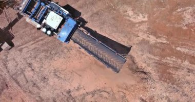 Araziyi konut geliştirme için hazırlayın. Büyük endüstriyel parçalayıcı makine. Kökleri çiplere ayırmak için kullanılır.