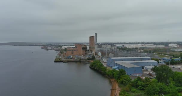 Wybrzeżu Zatoki Znajduje Się Stara Elektrownia Cieplna Która Nie Działa — Wideo stockowe