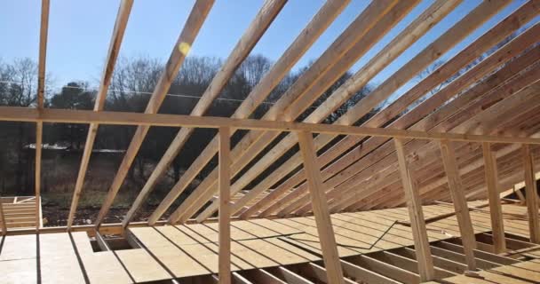 建設プロセス中に木製の屋根の梁は すでにスティックハウス上に構築されていたトラス上にインストールする必要がありました — ストック動画