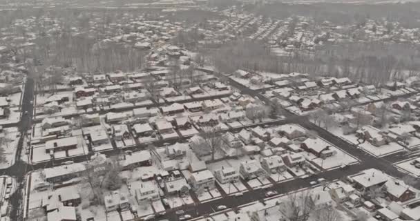 Zimowa Sceneria Domami Dachu Pokrytymi Śniegiem Ulicach Zaśnieżony Krajobraz Małe — Wideo stockowe