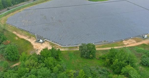 Yenilenebilir Yeşil Enerjiden Oluşan Alternatif Elektrik Kaynağı Güneş Pili Panelleri — Stok video