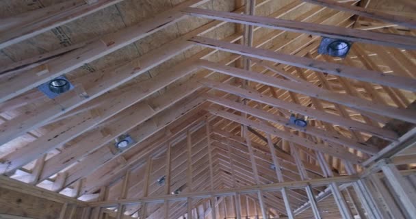 天井や木梁の枠組みに取り付けられたスポットランプライトだった新しい家に照明灯を設置 — ストック動画