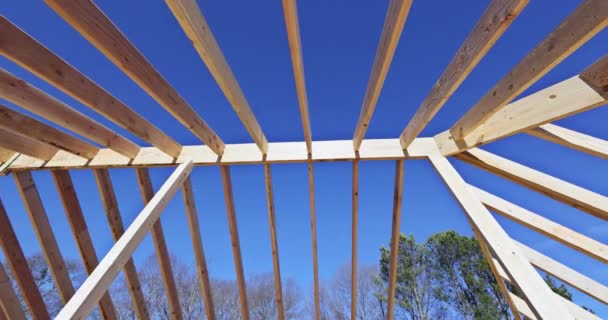 System Truss Został Zainstalowany Dachu Drewniane Belki Zostały Wprowadzone Budowy — Wideo stockowe