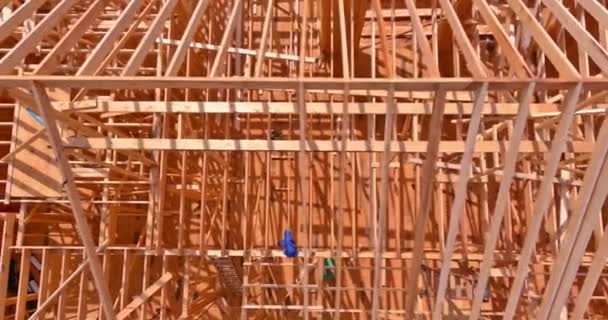 Sebuah Balok Atap Kayu Yang Sedang Dibangun Untuk Tongkat Rumah — Stok Video