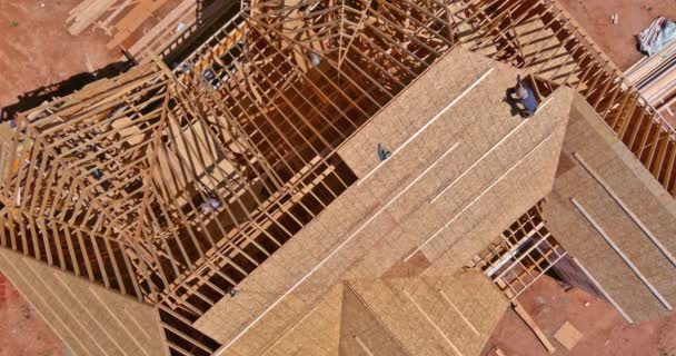 Konstruieren Sie Holzdachbalken Aus Fachwerk Für Neu Gebaute Stockheim Aus — Stockvideo