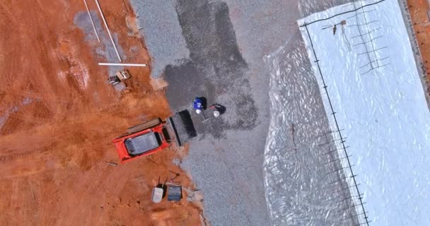在准备用挖掘机铲平混凝土地基之前 它正被现场用来铲平碎石 — 图库视频影像