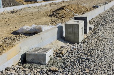 Karayolu inşaatı fırtına suyu drenajı sırasında iyi döşenmiş bir üsten yürütülüyor.