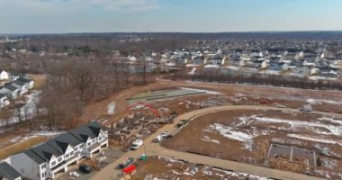 Yeni inşa edilen ev inşaatı kenar mahallelerdeki konutların altında yer almaktadır.