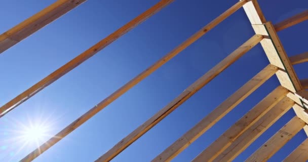 建築フレーム構造は 屋根サポートトラス上に組み立てられた内部梁 木板で構成されています — ストック動画