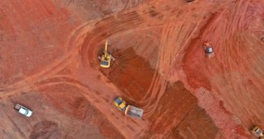 İnşaat alanında toprak çalışmalarının iyileştirilmesi için bir kazıcı kullanılır.