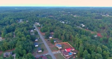 Küçük Amerikan kasabası Güney Carolina dağlarında, sık ormanın ortasında, dağlarla çevrili.
