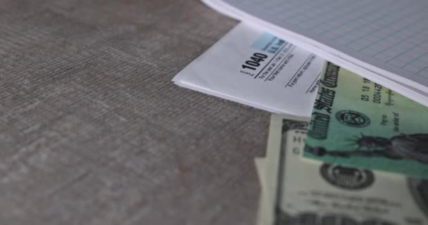 机の上に1040個の所得税フォーム ペン計算機 ドル紙幣 税申告刺激チェック — ストック動画