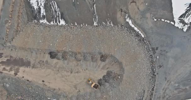 Taş Ocağındaki Madencilik Operasyonu Sırasında Çakıl Taşı Kazıcısı Taşları Çöp — Stok video
