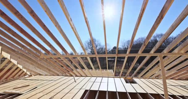 設置屋根トラスバー屋根梁を含む建設中の新しい家の建設 — ストック動画