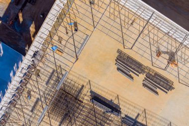 Depo çatı kirişi için metal çerçeveli çelik iskeletin yapım aşamasında olduğu bir inşaat alanı var.