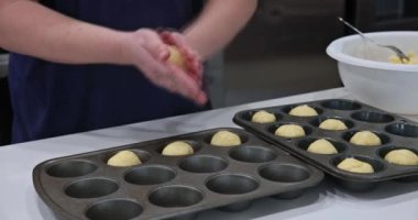 Geleneksel Brezilya peynirli çörekleri evde yapmak ve pişirmek geleneksel Brezilya atıştırmalığıdır.