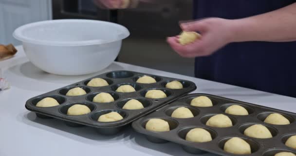 自家製の伝統的なチーズパンブラジルのスナックの準備とベーキング — ストック動画