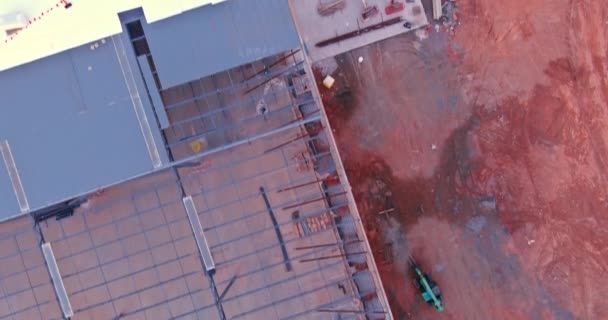 建設中の金属フレーム鋼の枠組みの下での倉庫の建設現場で屋根の信頼のために使用されています — ストック動画