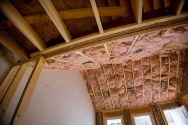 İnşaat sürecinin bir parçası olarak, sıva tahtası kurulmadan önce yeni binaya tüm iletişim ve termal yalıtım kuruluyor