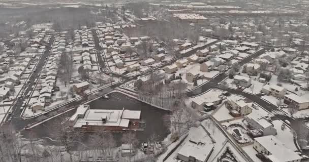 有积雪覆盖的冬季的屋顶小城镇第二天的雪景很好 — 图库视频影像