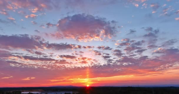 Драматическое Небо Наслаждаться Удивительным Закатом Великолепными Облаками Вечером — стоковое видео